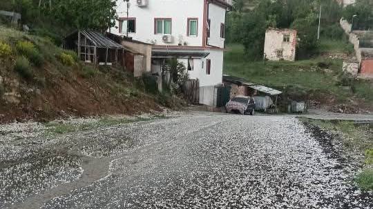 Пороен дъжд придружен с градушка падна в Хасково и причини