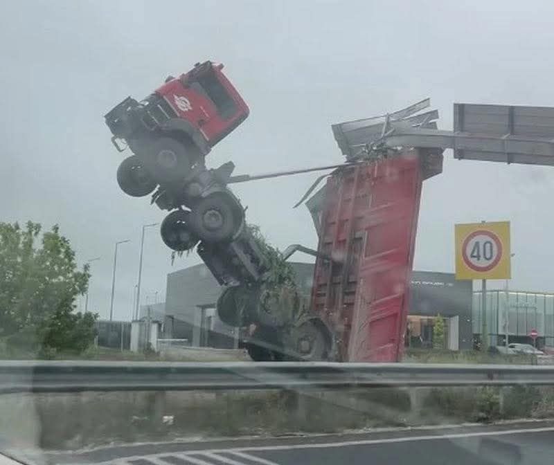 Злополука с тир е възникнала на магистрала Тракия на отбивката