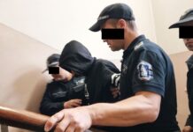 Конвоирът Иван Костов към съдебната зала