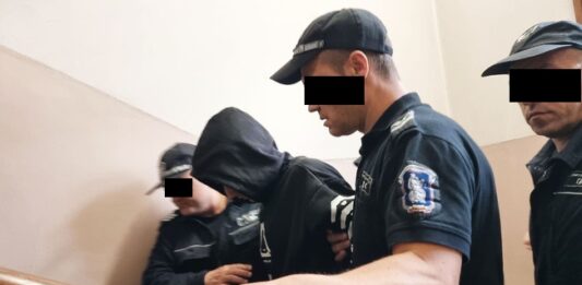 Конвоирът Иван Костов към съдебната зала