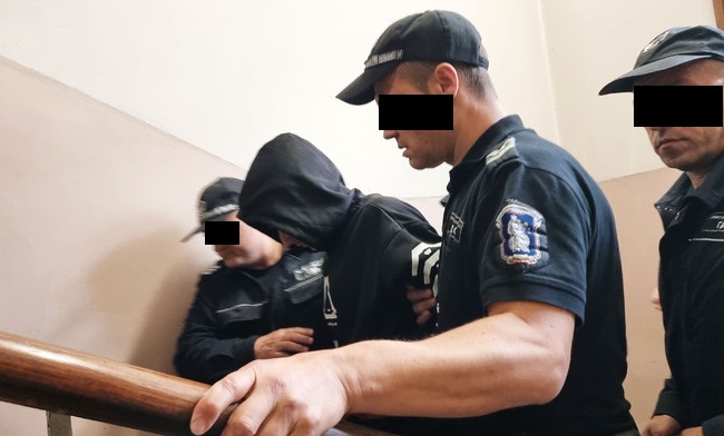 Конвоирът Иван Костов към съдебната зала