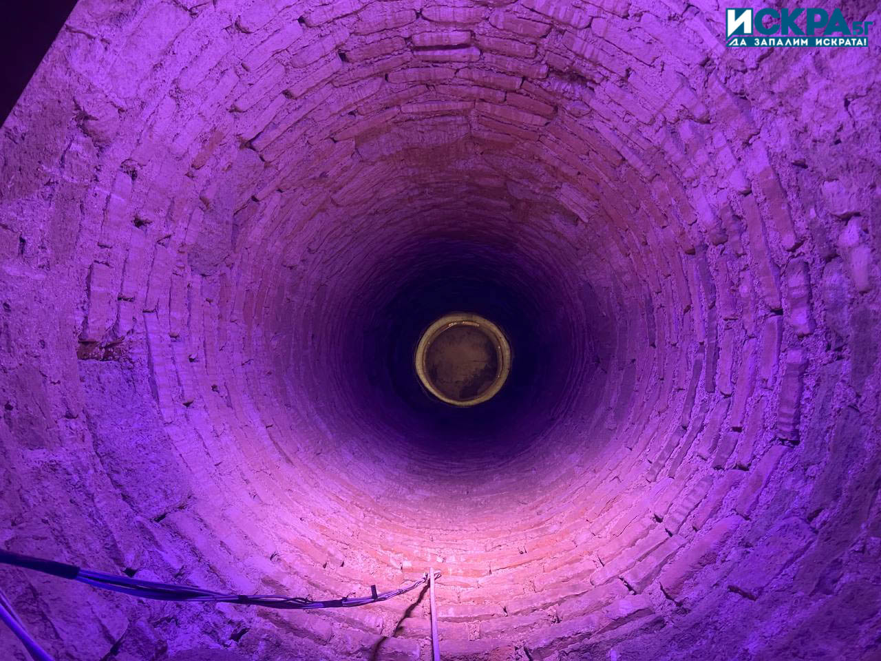 На около километър от град Поморие в близост до пътя