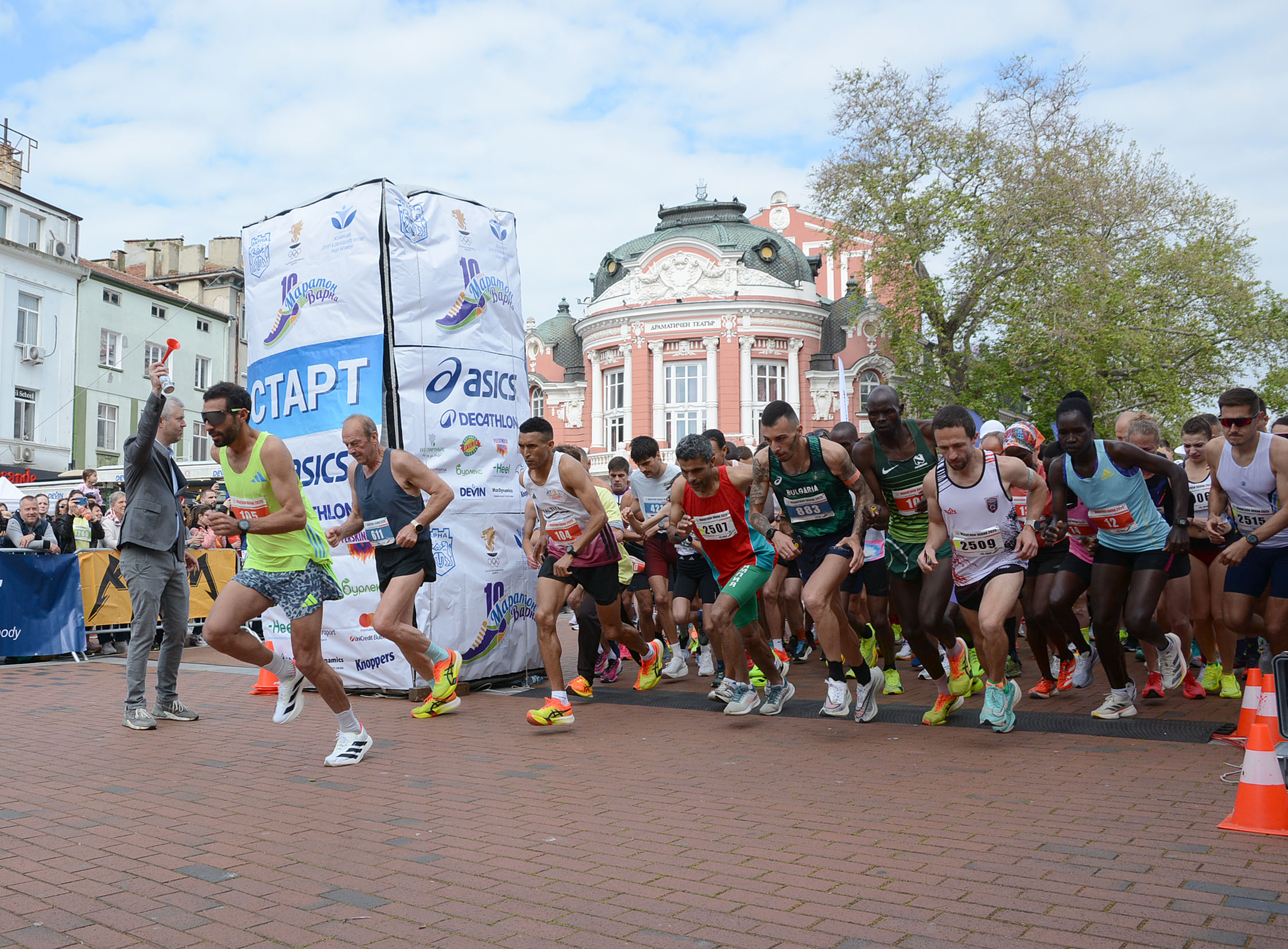 Рекордните над 2500 участници застанаха на старта на 10 ото издание