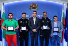 Министърът Иван Пешев посрещна джудистите Ивайло Иванов и Христо Вълков и техните треньори