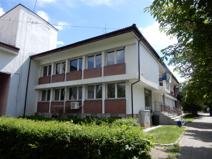 Обновяват сградата на РУ–Етрополе