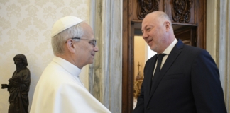 Папа Лъв XIV и премиерът Росен Желязков