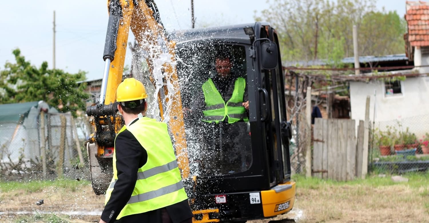 С първа копка и водосвет стартира изграждането на модерна сграда