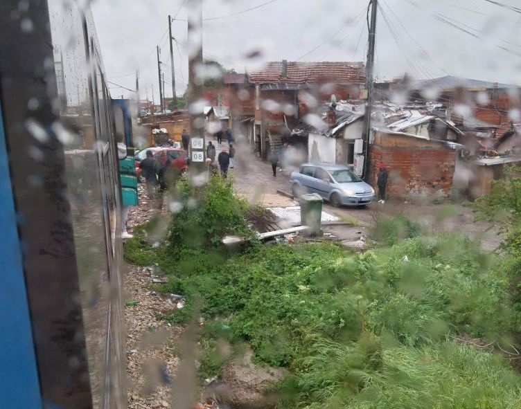 Лек автомобил се е забил в преминаващ влак в столичния