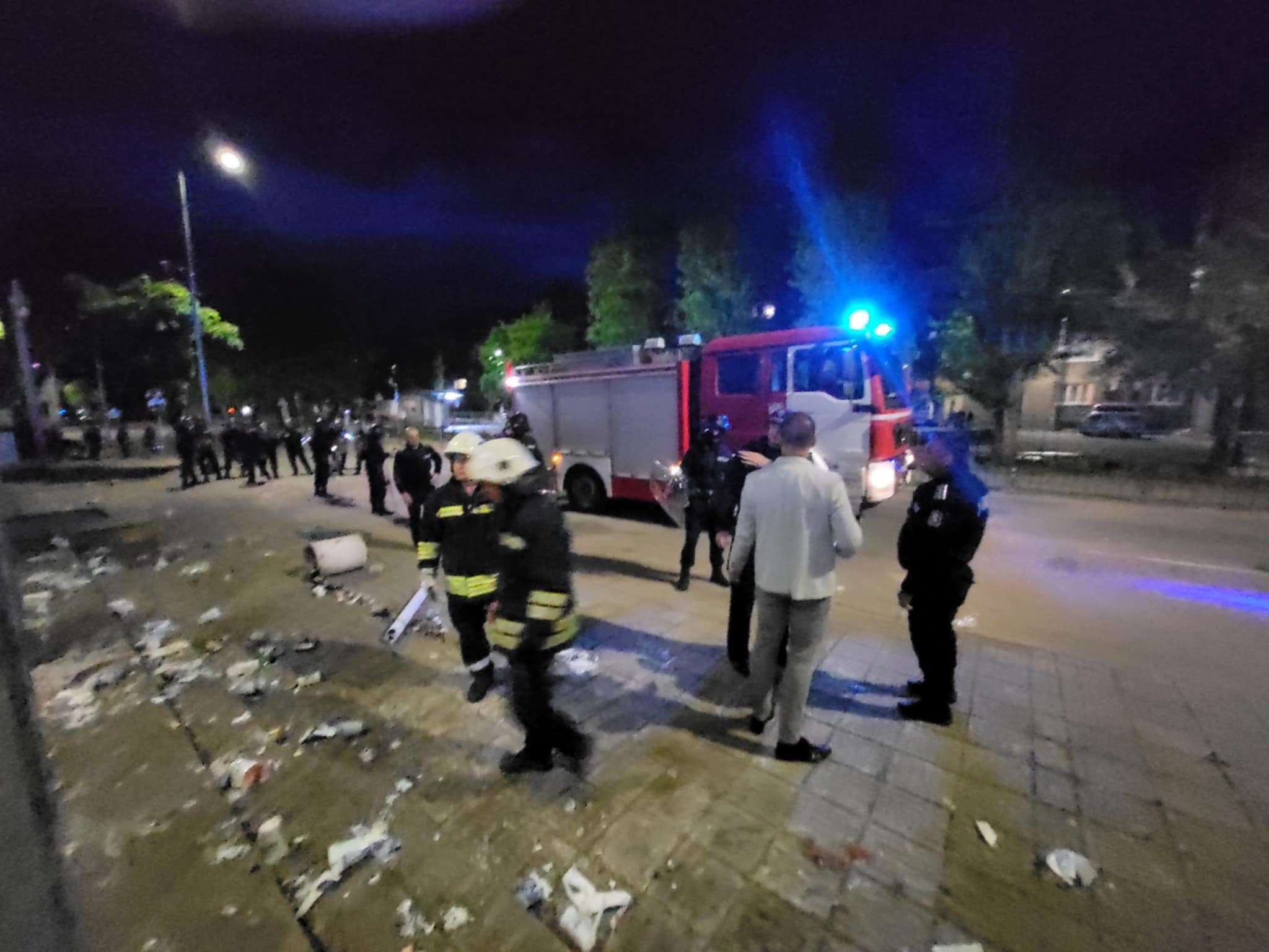 По време на протестите пред сградата на районното управление в