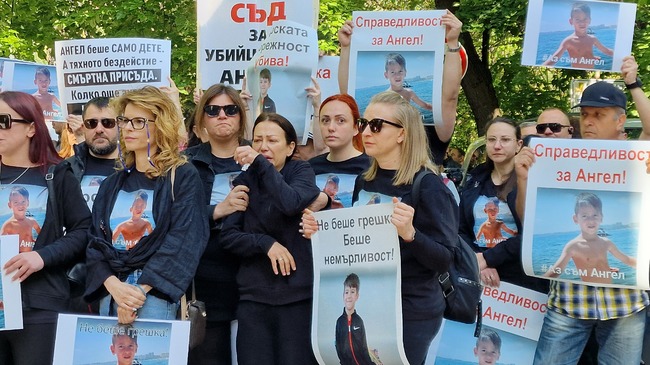 Десетки граждани се събраха на протест пред частна клиника в