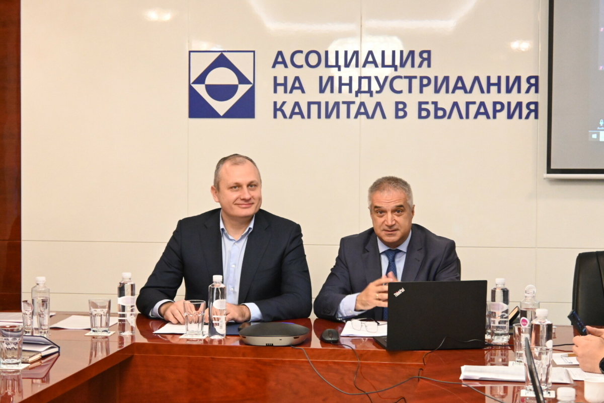 Членовете на Националния съвет на АИКБ и министърът на електронното