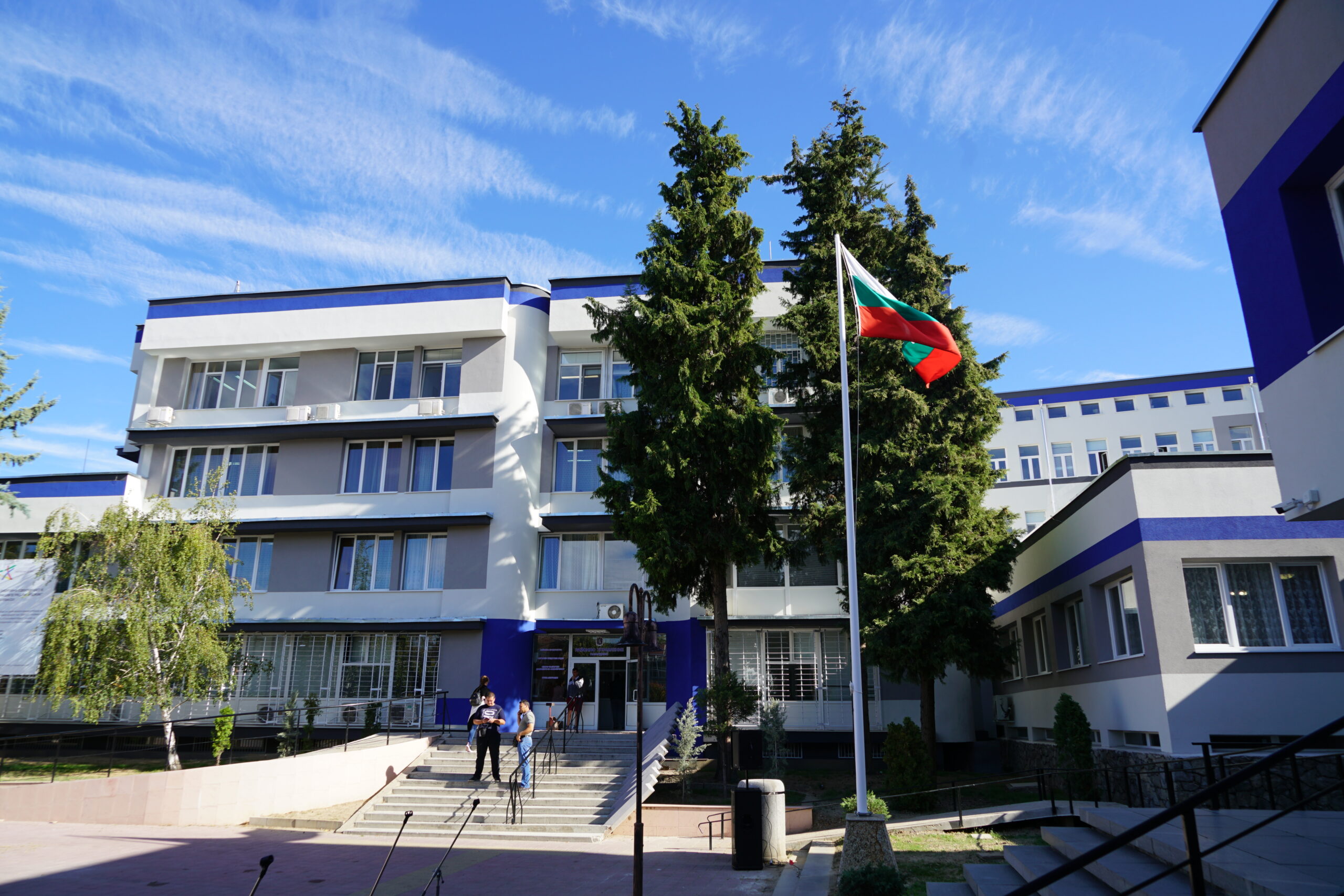 Млад мъж и тийнейджър са задържани заради притежание на наркотици