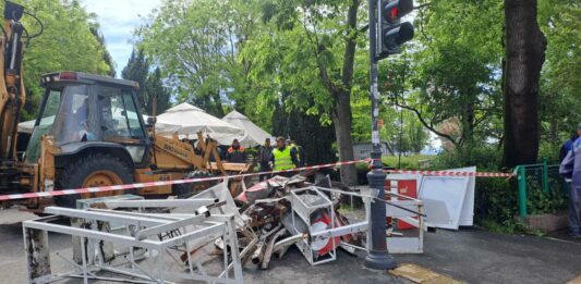 Събарянето на "Гъбката"