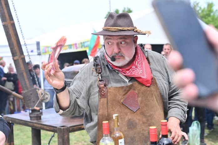 Ути Бъчваров готви по време на събора