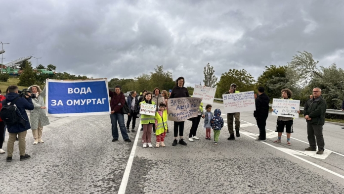 Жители на Омуртаг блокираха с протест пътя София-Варна