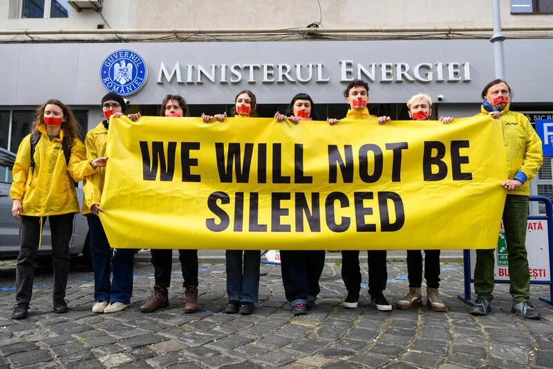 осъжда категорично безпрецедентния правен ход на румънската държавна енергийна компания