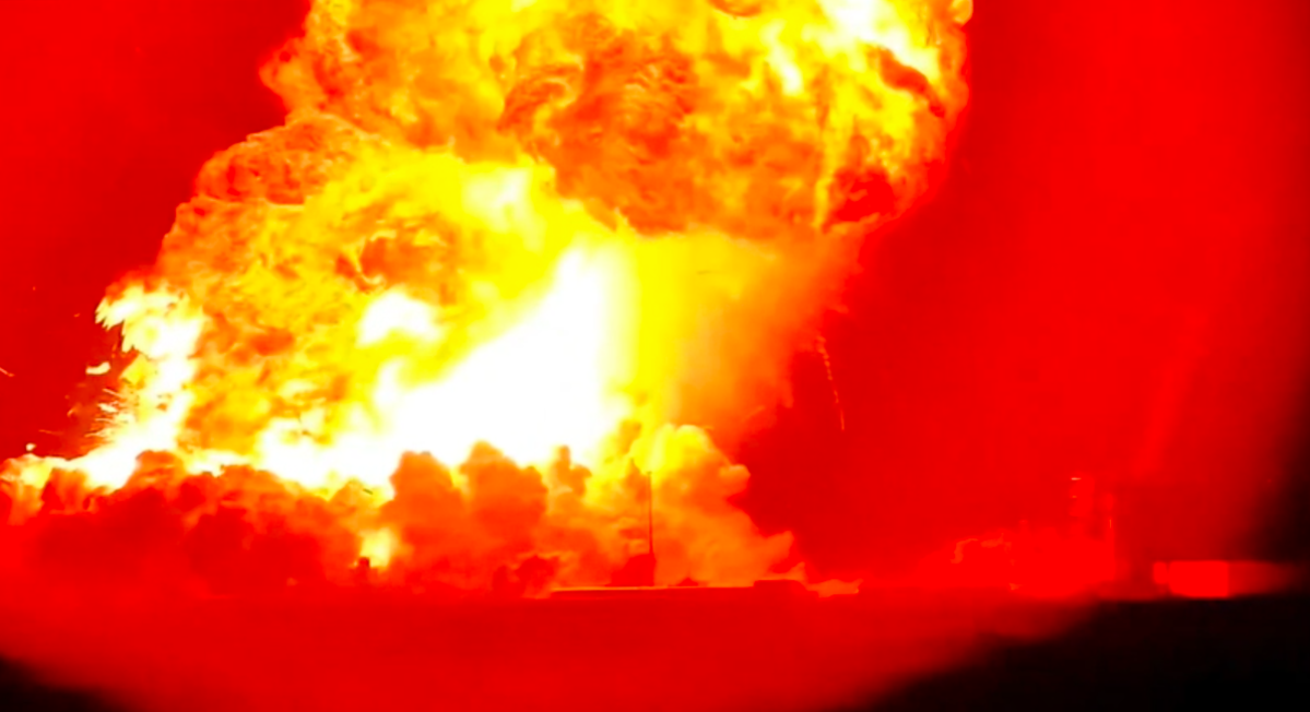 Ракета на SpaceX избухна в огромна огнена топка BBC предаваше