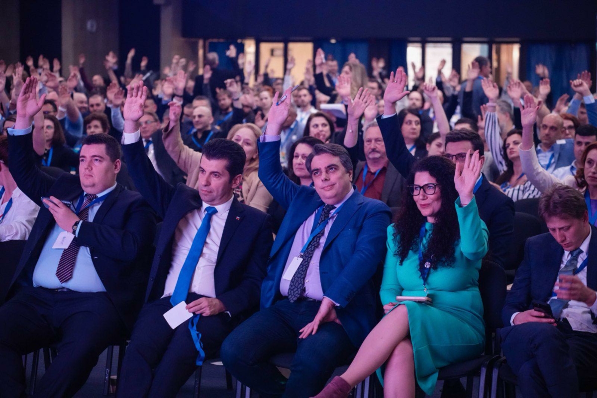 Сцената на едно оттегляне
Кирил Петков напусна Без фанфари но