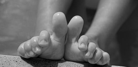 набръчкани пръсти