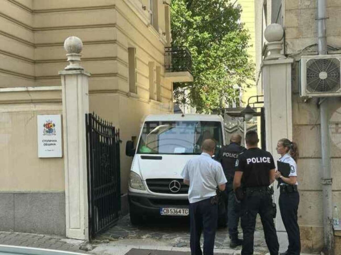 Служители на Антикорупционната комисия извършват обиски в Столичната община снимка: БТА