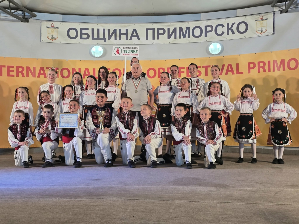 С трогателно и пъстро участие децата от Детски танцов ансамбъл