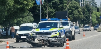 Катастрофа между мотор и такси в София