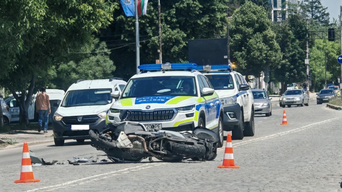 Моторист е бил блъснат от такси в София съобщиха очевидци Злополуката
