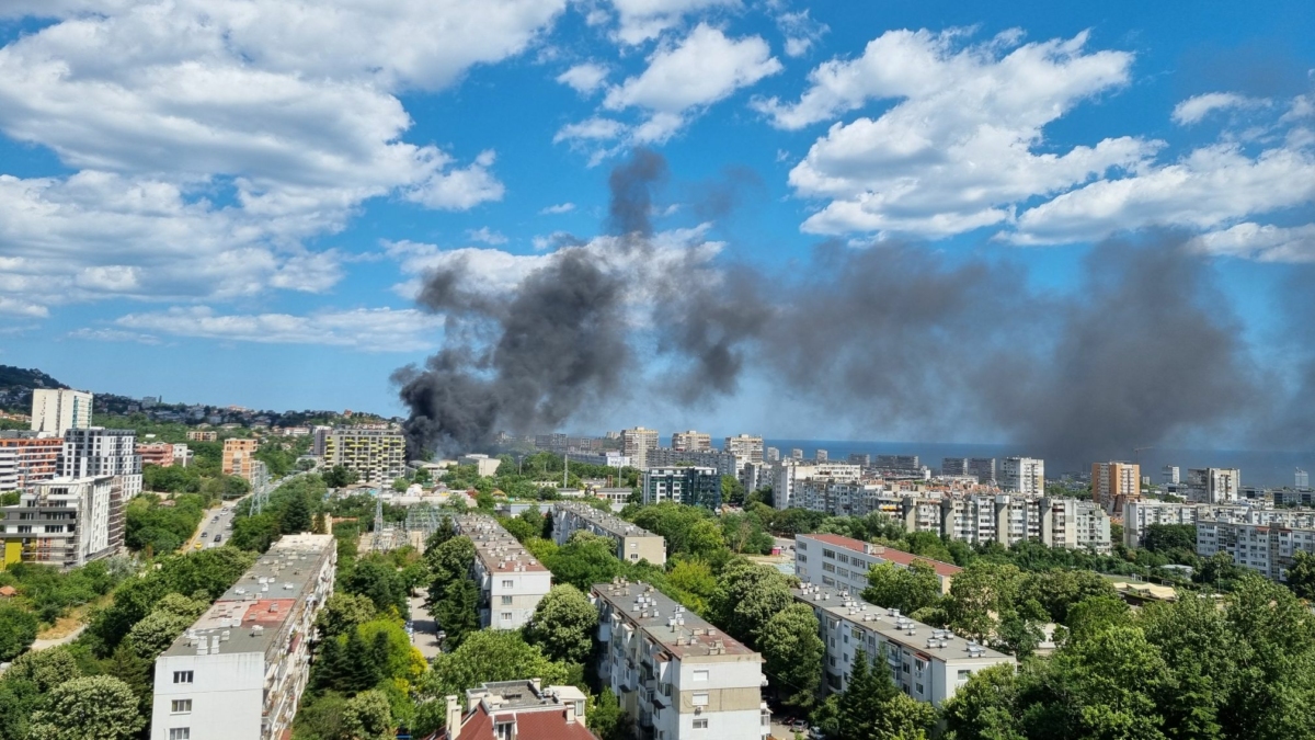 Гори покривната конструкция на и прилежащ склад за строителни материали