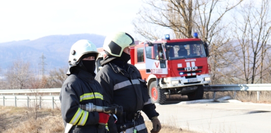 Пожарникари