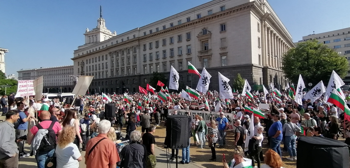Около 08 30 часа днес граждани започнаха да се събират в