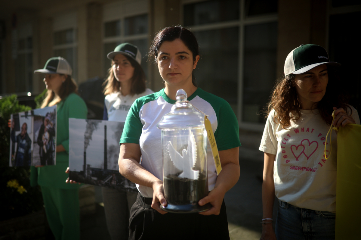 Тази сутрин с акция пред активисти на Грийнпийс – България