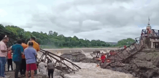 Срутения мост в щата Махаращра.