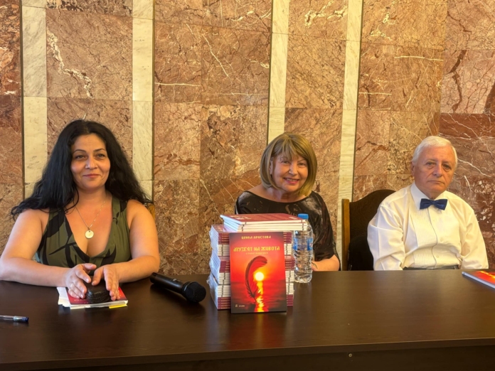 Поетесата Цонка Христова представи седмата си стихосбирка – „Музеят на живота“. Снимка: Фейсбук на Народно читалище „Развитие-1869“