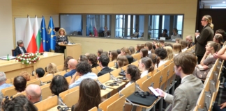 Вицепрезидентът Илияна Йотова пред студенти в Полша