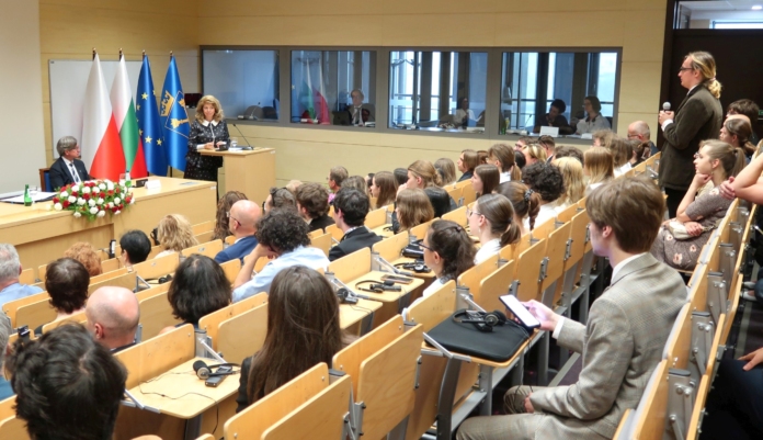 Вицепрезидентът Илияна Йотова пред студенти в Полша