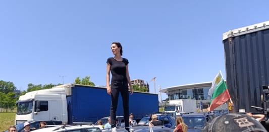 Звезделина Каравелова по време на протеста в Бургас