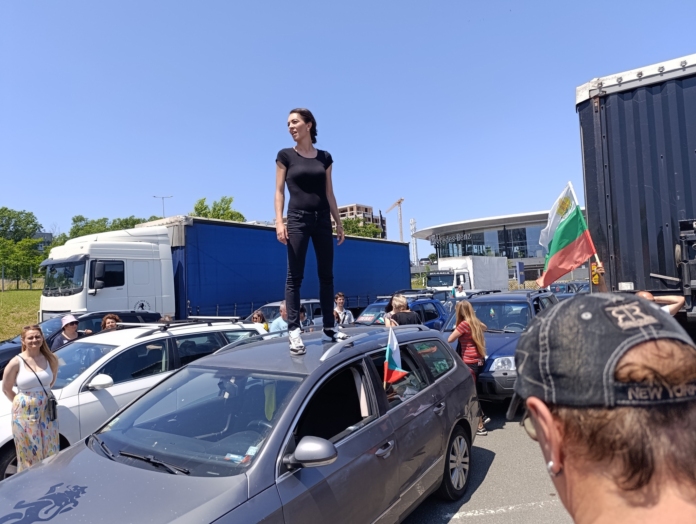 Звезделина Каравелова по време на протеста в Бургас