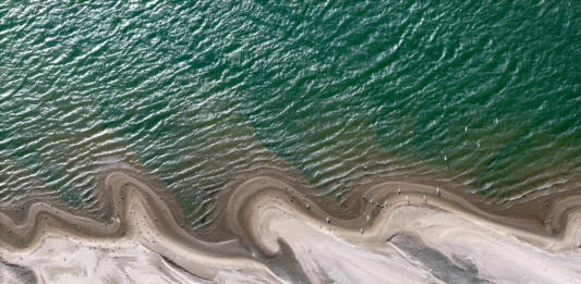 Оголените брегове на Дунав грай Русе.