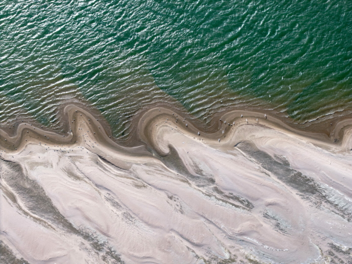 Оголените брегове на Дунав грай Русе.