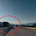 Два тира се изпреварват в насрещното движение на пътя Мездра-Ботевград.