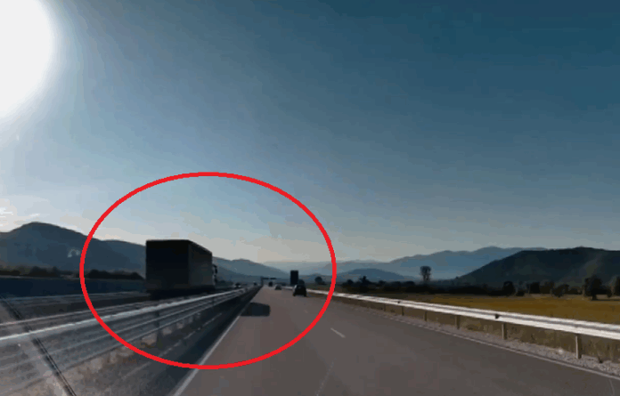 Два тира се изпреварват в насрещното движение на пътя Мездра-Ботевград. Два тира се изпреварват в насрещното движение на пътя Мездра-Ботевград.