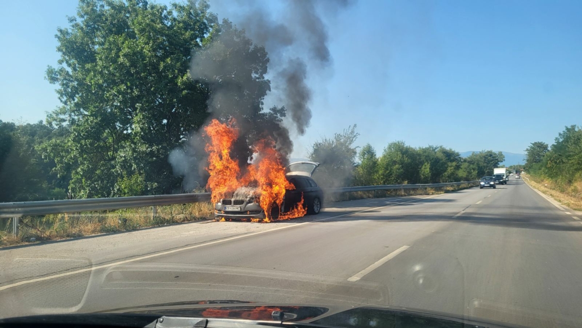 Автомобил е избухнал в пламъци на Републикански път II 81 в