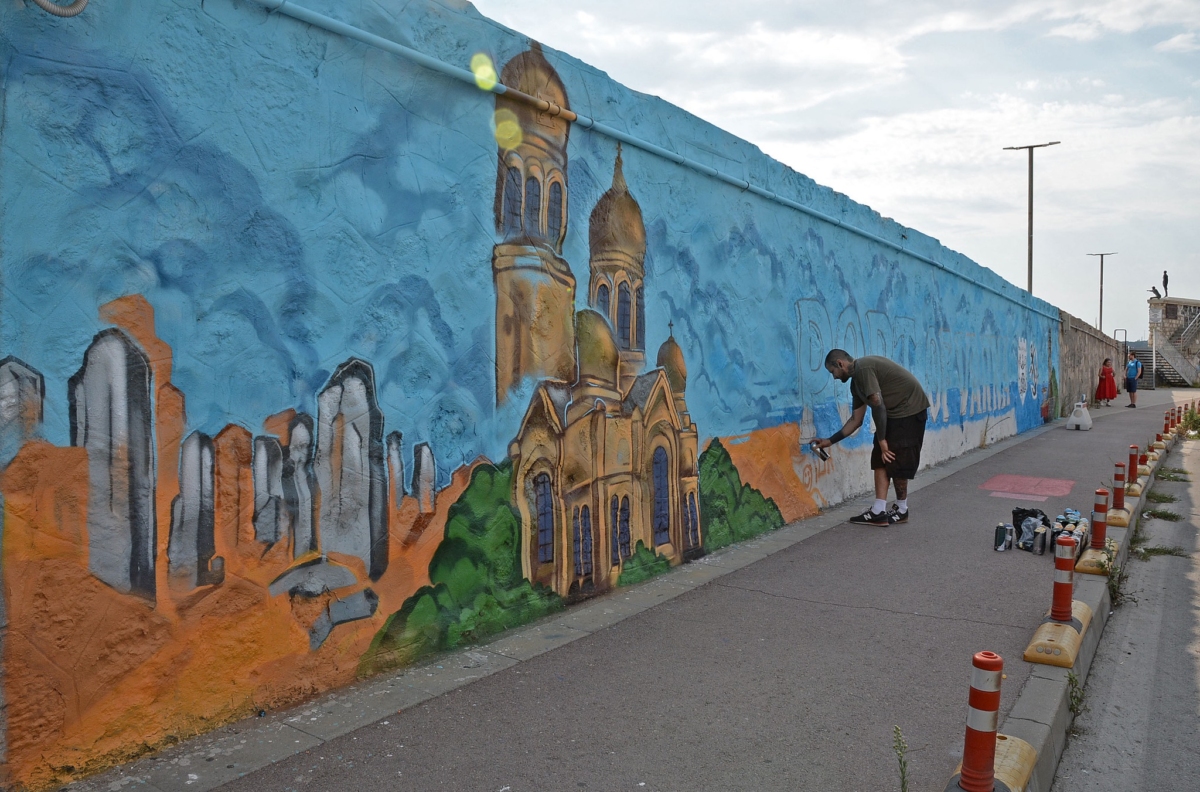 По инициатива на артисти рисуват част от стената на вълнолома