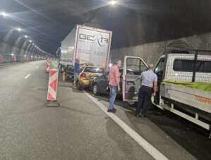 Тунел "Витиня" с тежка катастрофа! Полицаите, спасили човек с инфаркт, се озовават на мястото! 1 Катастрофата