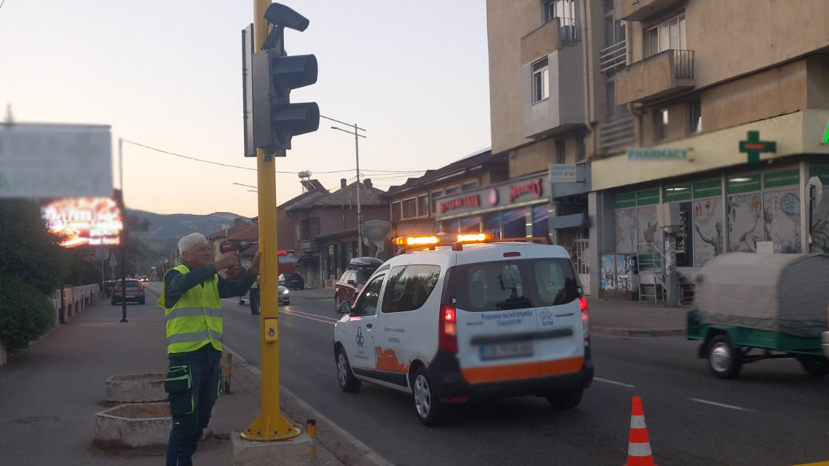 На главния път I 1 в Кресна беше монтиран нов светофар