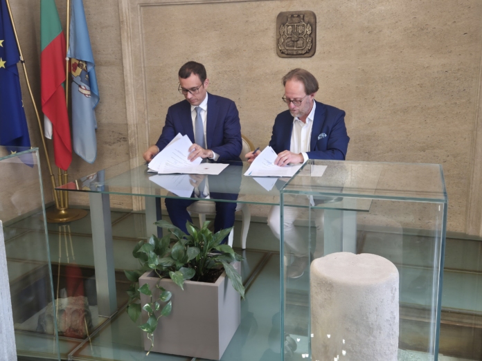 Подписването