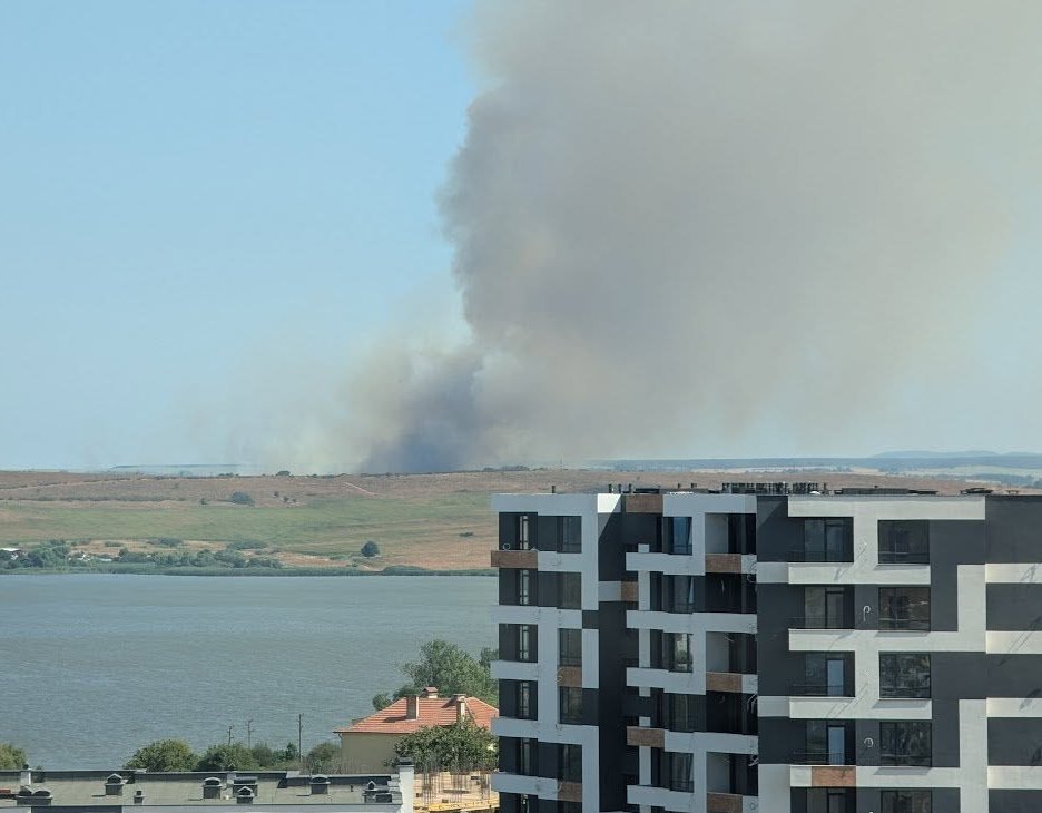 Голям пожар е избухнал в Бургаско този следобед Това съобщиха