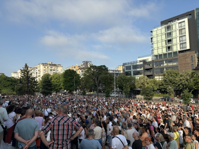 София и Варна въстават: Долу ръцете от Благо! Не на прокурорските бухалки на Пеевски! Протест във Варна