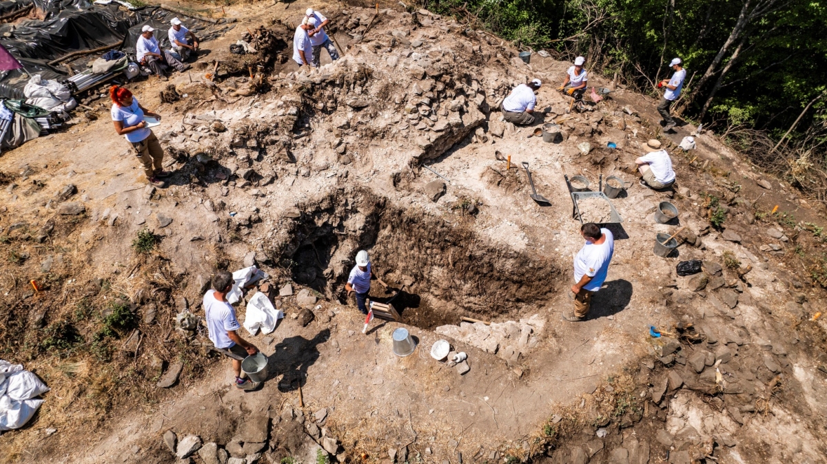 Археолозите д р Филип Петрунов и Виолина Кирякова откриха масивна триъгълна