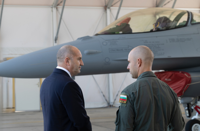 Румен Радев в авиобазата